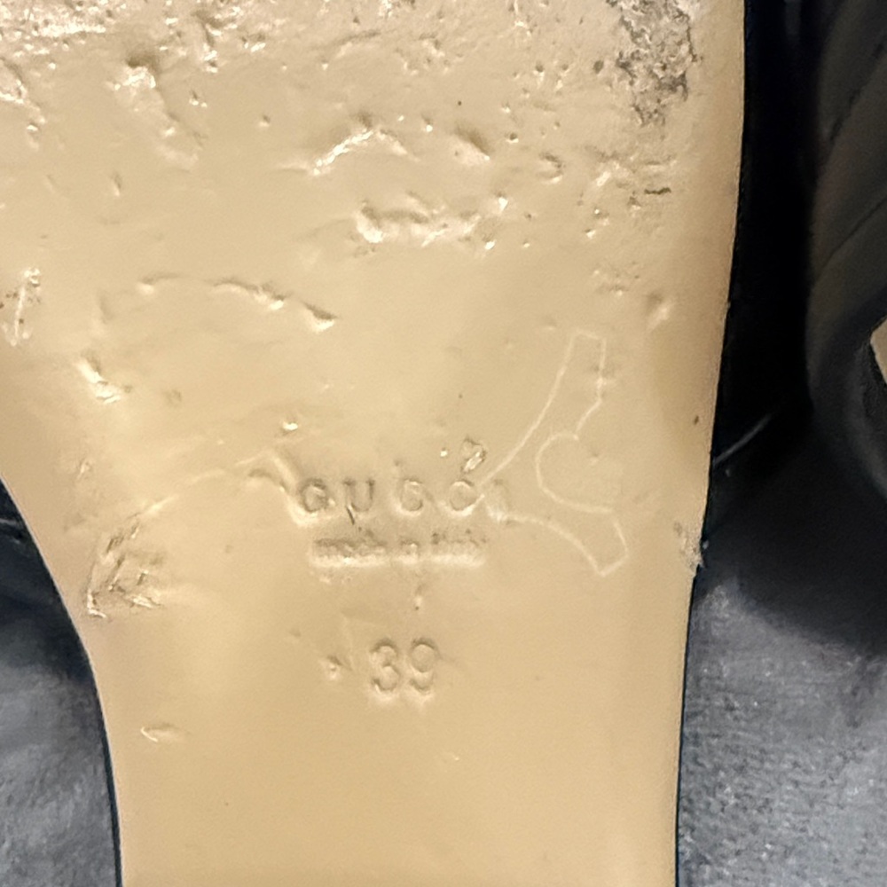 Gucci Women's Sandals in Black with Gold Logo - Picture 2 of 3
